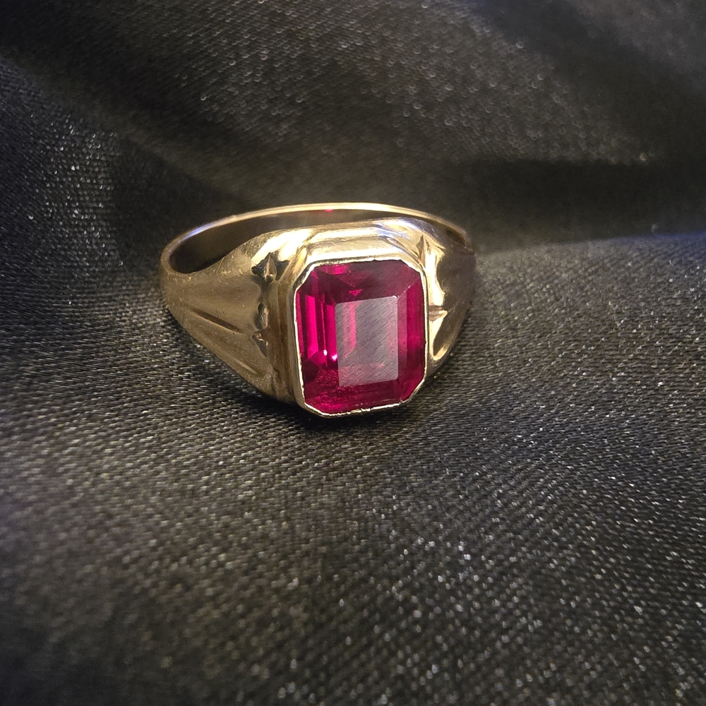 Gold 10k Vintage Ring with Red Ruby Gemstone